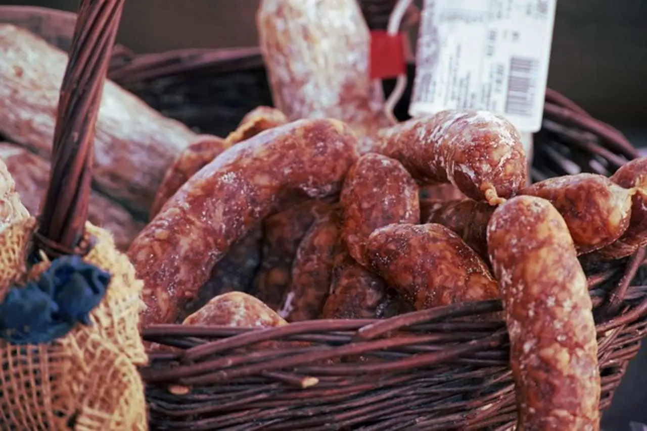 Mangiare salame: ecco perché gli esperti consigliano di limitarne il consumo (e il motivo ti sorprenderà) 1 Mangiare salame: ecco perché gli esperti consigliano di limitarne il consumo (e il motivo ti sorprenderà)