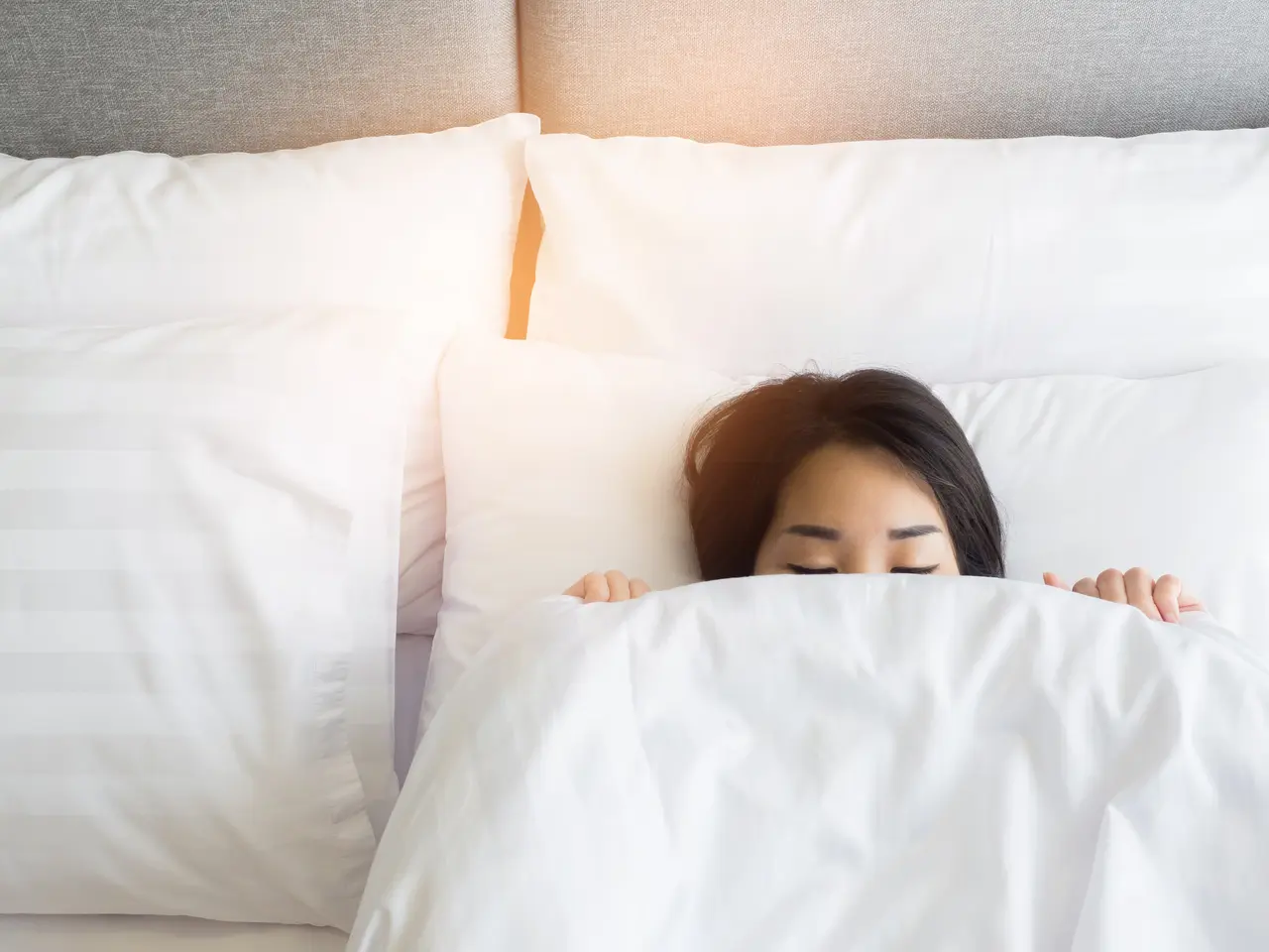 Dormire in una stanza fresca, a circa 19 gradi, attiva il metabolismo, migliora la sensibilità all’insulina e regola il grasso sano nel corpo: lo sapevi? 4 Immagine selezionata