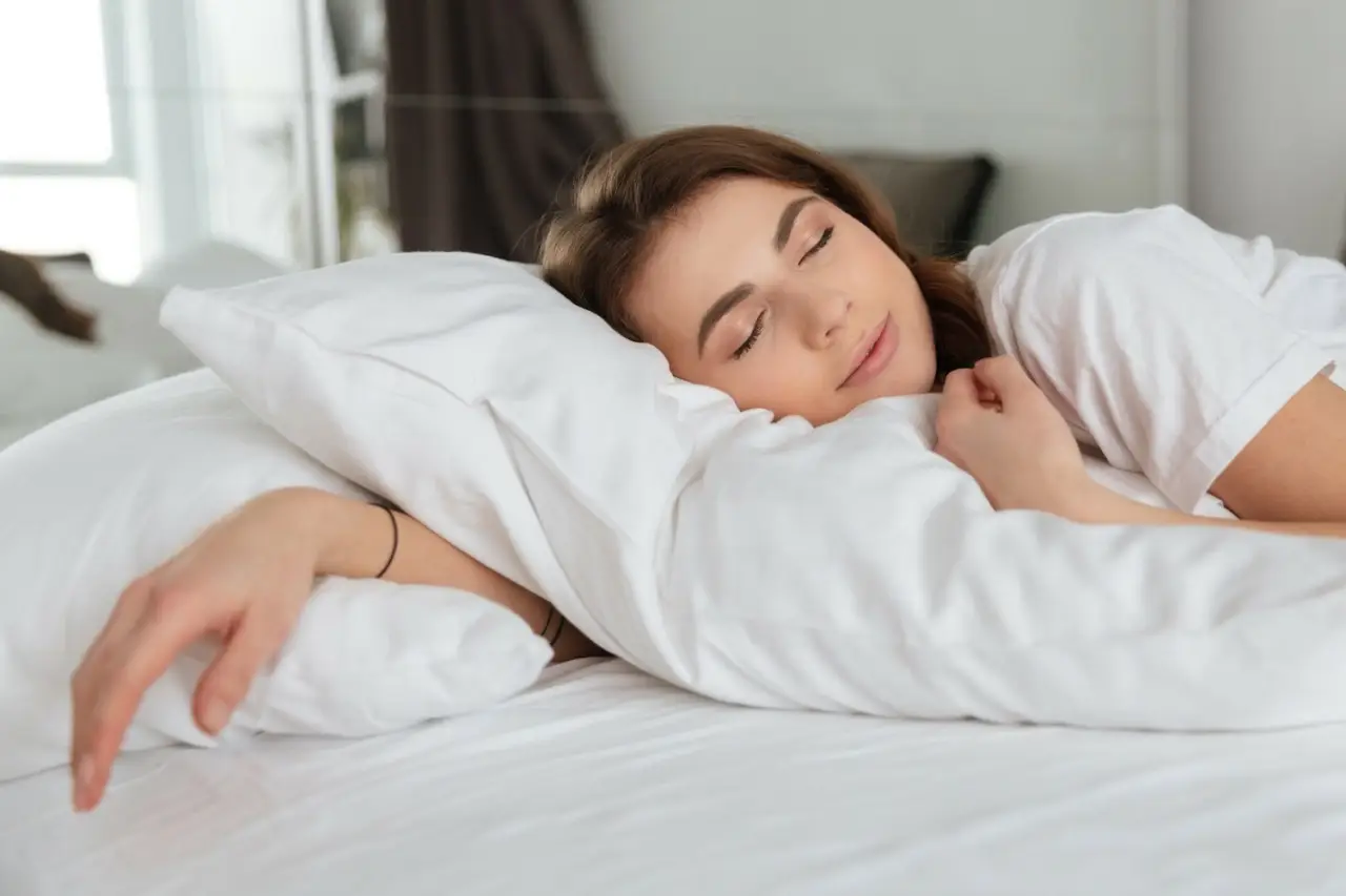 Dormire in una stanza fresca, a circa 19 gradi, attiva il metabolismo, migliora la sensibilità all’insulina e regola il grasso sano nel corpo: lo sapevi? 3 Immagine selezionata