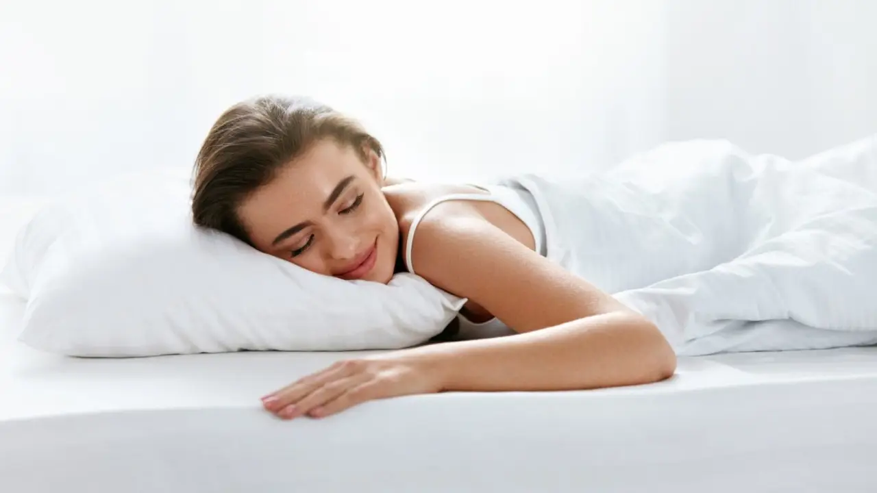 Dormire in una stanza fresca, a circa 19 gradi, attiva il metabolismo, migliora la sensibilità all’insulina e regola il grasso sano nel corpo: lo sapevi? 2 Immagine selezionata