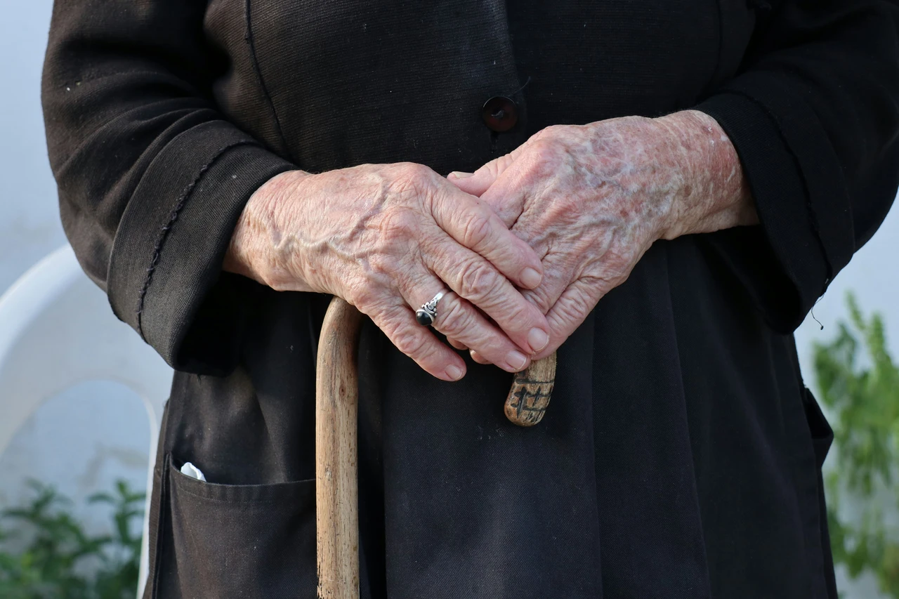 A 100 anni sfida gli atleti: ecco la nonna del plank che lascia tutti a bocca aperta