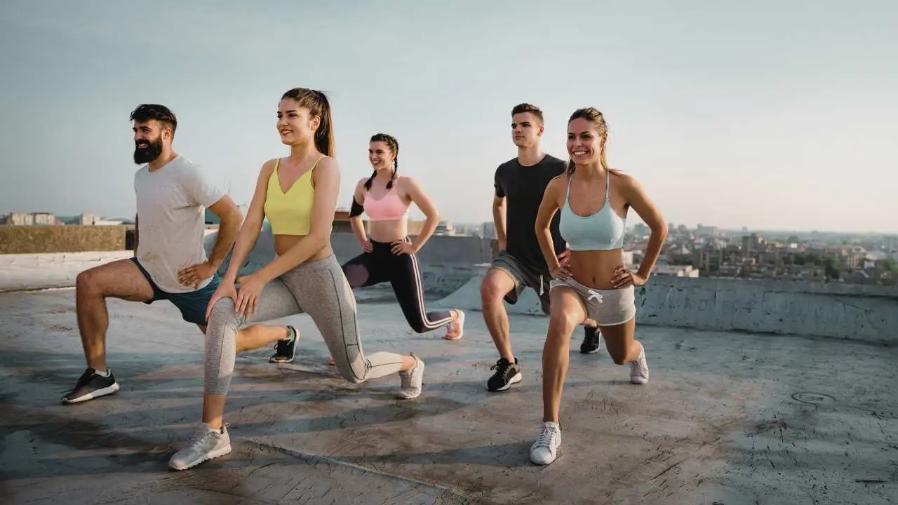 Hai solo 8 minuti per sentirti nuovo: la routine che trasforma il tuo corpo ovunque tu sia 1 Hai solo 8 minuti per sentirti nuovo: la routine che trasforma il tuo corpo ovunque tu sia