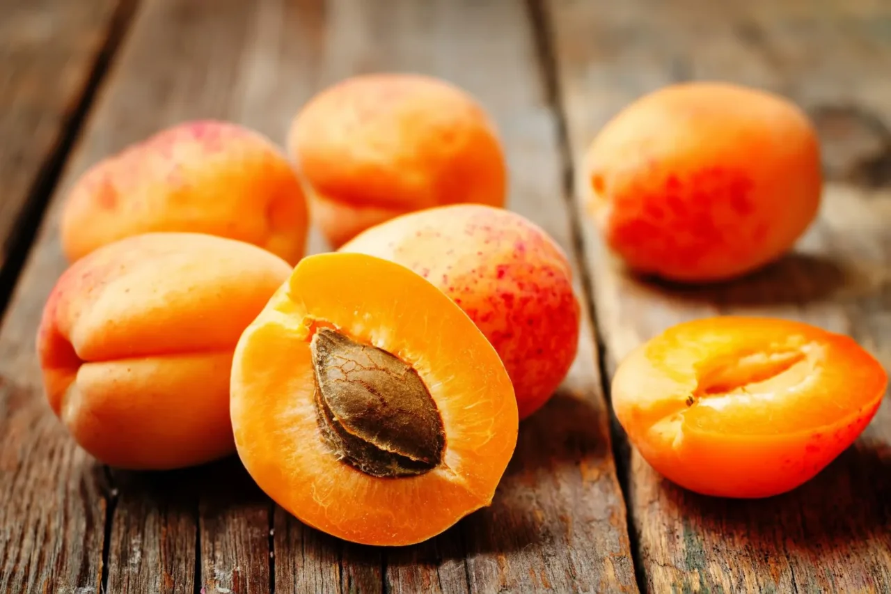 Mangiare albicocche a stomaco vuoto: ecco cosa succede davvero