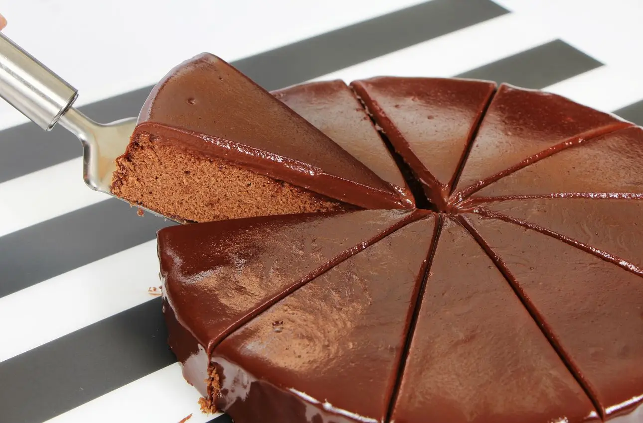 Torta mousse al cioccolato senza forno e senza uova: la ricetta perfetta 2 Immagine selezionata