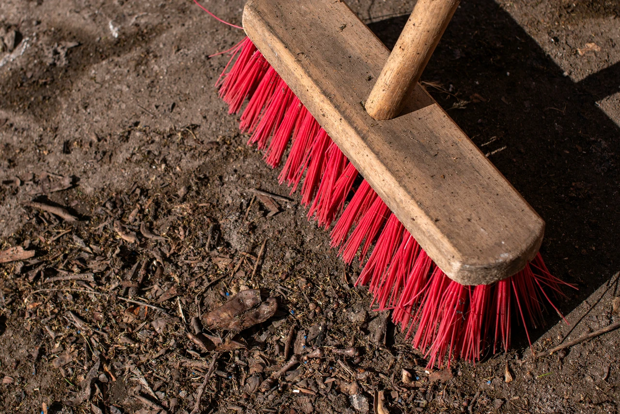 Non tenere la scopa umida nello sgabuzzino: ecco cosa ti può succede
